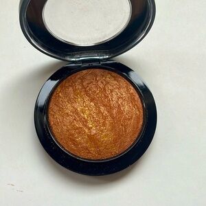 MAC Mineralize Skinfinish in Gold Deposit